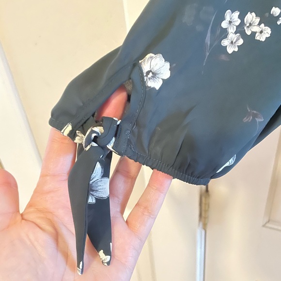 Navy and floral blouse - Picture 4 of 4